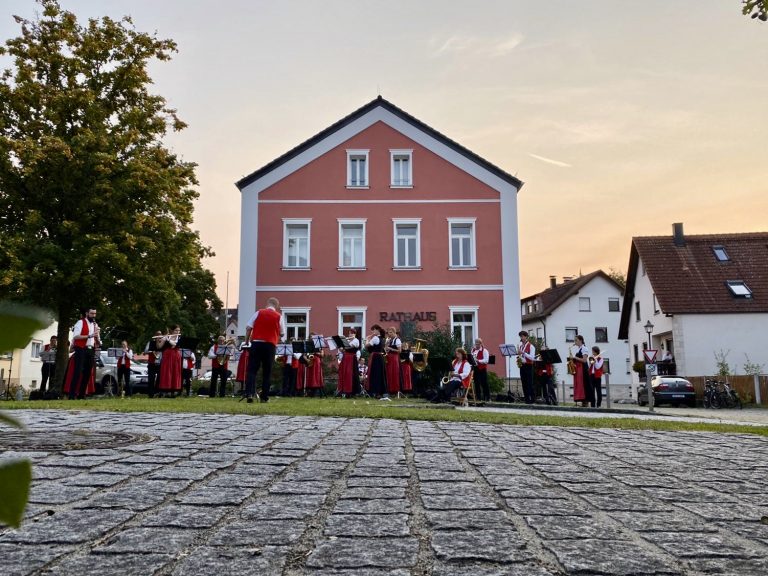 Rückblick: Musik auf dem Kirchplatz mit der Blaskapelle Pettstadt